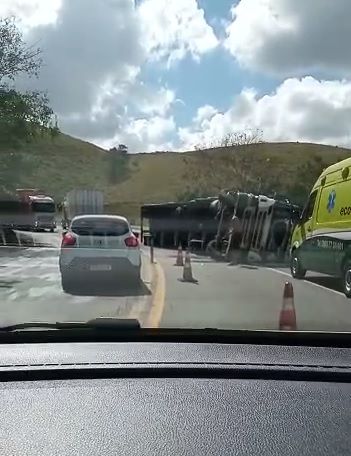 Carreta tombou no quilômetro 388 da BR-101 em Rio Novo do Sul, no Sul do Estado (Foto: Reprodução de vídeo)