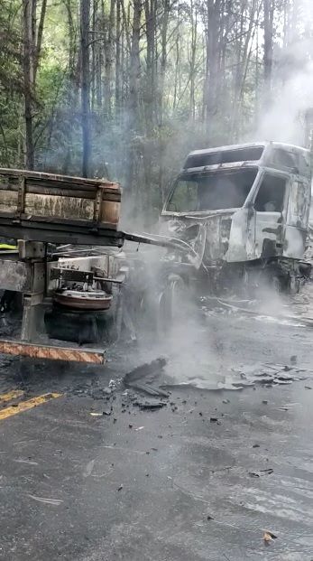 Carretas pegaram fogo após batida em Vargem Alta (Foto: Divulgação/ Corpo de Bombeiros)