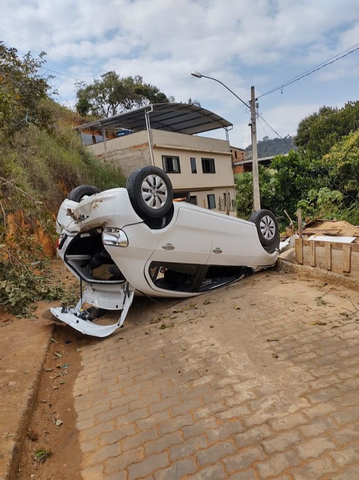 Duas mulheres e duas crianças estavam no carro (Foto: WhatsApp)