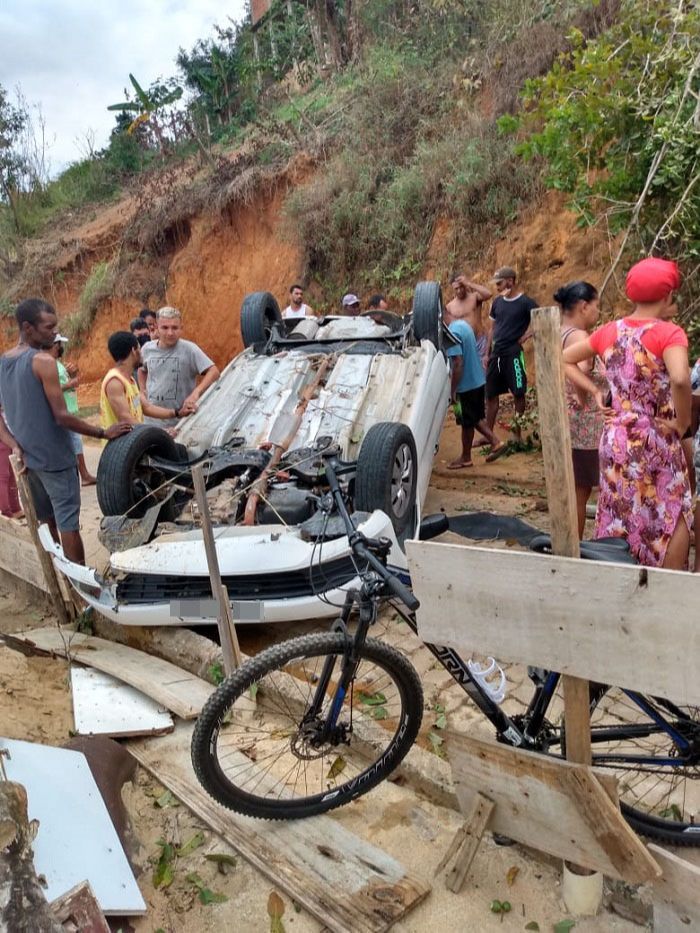 Carro ficou com as rodas para o alto (Foto: WhatsApp)