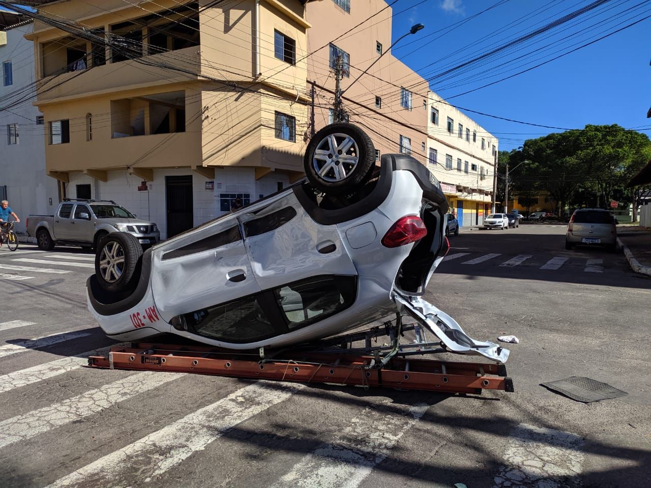 Carro capotou em cruzamento de Vila Velha (Foto: Júlia Afonso)