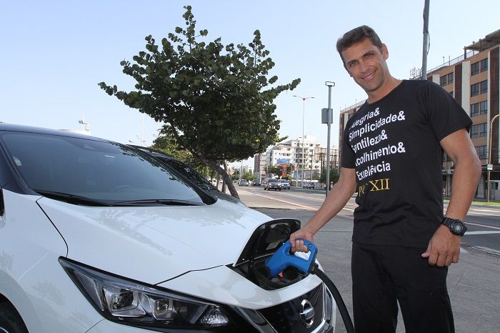 Cristiano Villaschi abastece seu carro em uma estação. Em 1 hora e 10 minutos, veículo está 100% carregado (Foto: Kadidja Fernandes/AT)