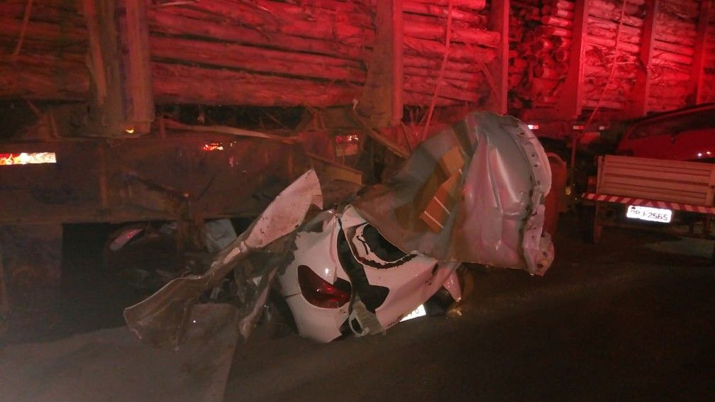 Carro em que o bebê estava entrou debaixo da carreta e ficou destruído (Foto: Corpo de Bombeiros/ Divulgação)