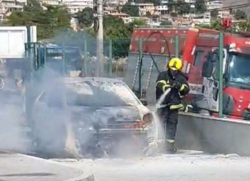 O Corpo de Bombeiros conseguiu conter as chamas do veículo, que estava no estacionamento de um hipermercado (Foto: Divulgação/ Corpo de Bombeiros)