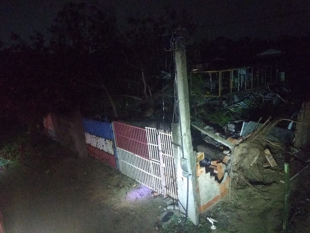 Casa desaba e deixa um adulto e duas crianças feridas na Serra (Foto: Defesa Civil da Serra)