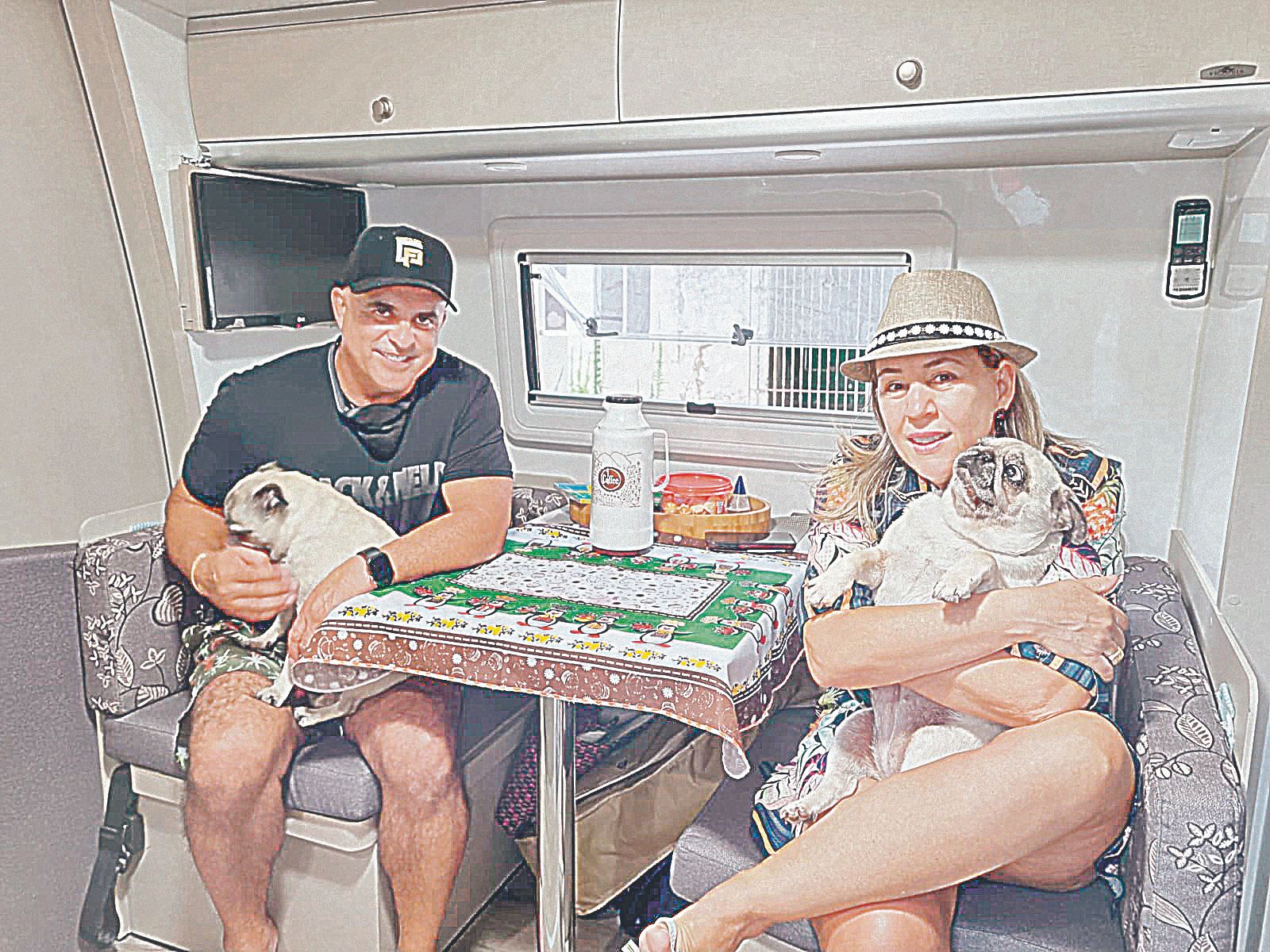 Casal Lincoln e Ju Rodrigues saiu de Santa Catarina com destino a Porto Seguro, na Bahia, sem data para regressar (Foto: Roberta Bourguignon)