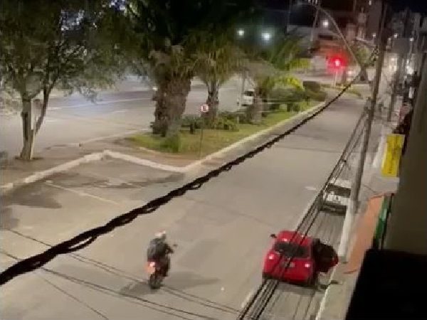 Os criminosos passarem atirando pelo menos três vezes por uma avenida (Foto: Reprodução)