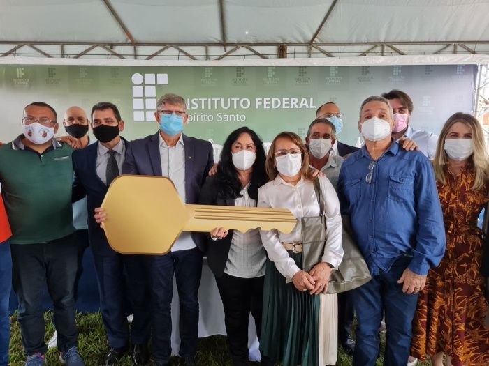Chave foi entregue ao reitor do Ifes, Jadir Pela (Foto: Reprodução Instagram @senadorarosedefeitas)