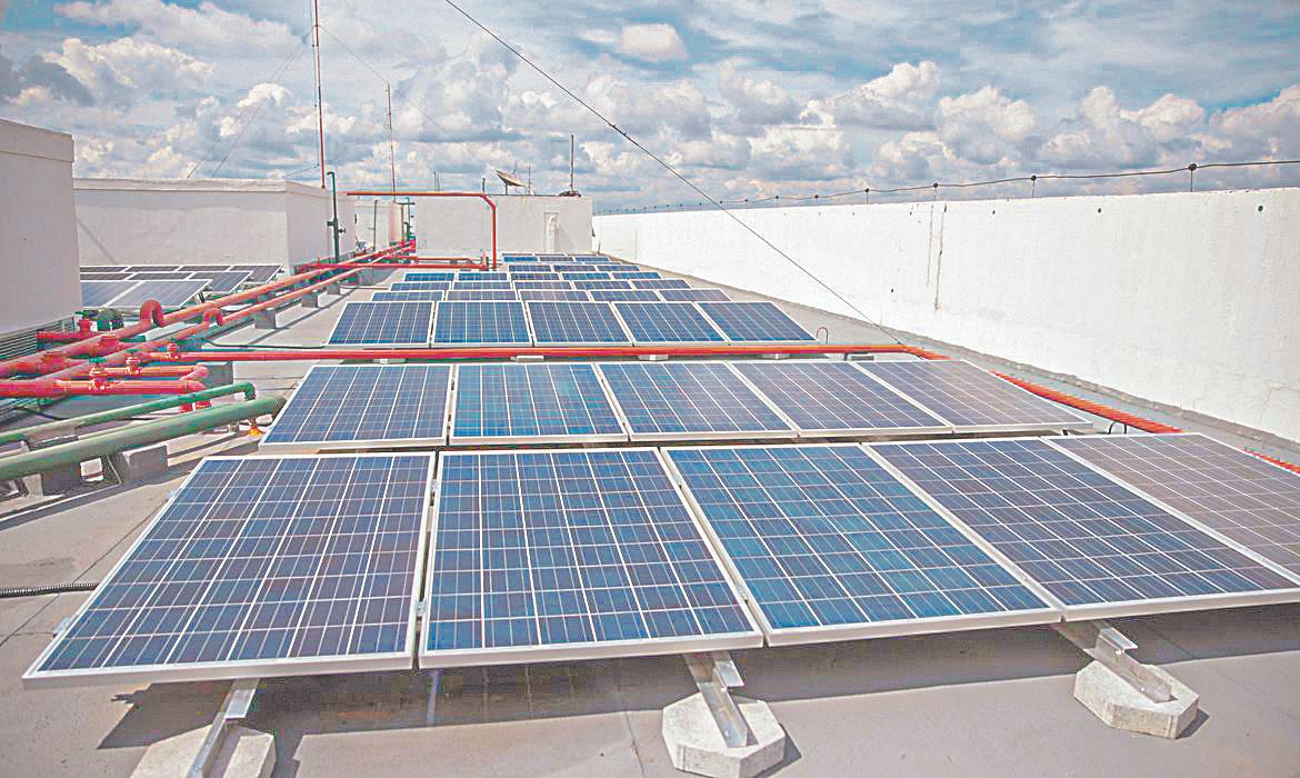 Painéis solares devem utilizar o AM-III para geração de energia devido a sua alta resistência e desgaste lento (Foto: José Cruz/ Agência Brasil)