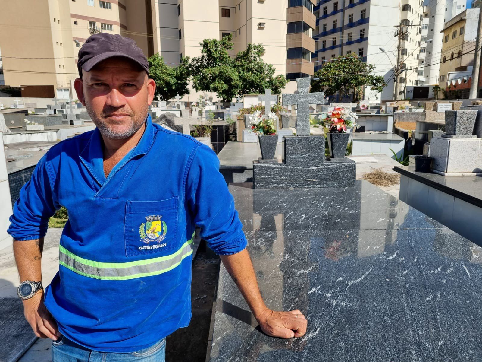 O coveiro Fabrício da Silva explicou que a retirada dos ossos é solicitada pela família quando morre outro parente (Foto: Roberta Bourguignon)
