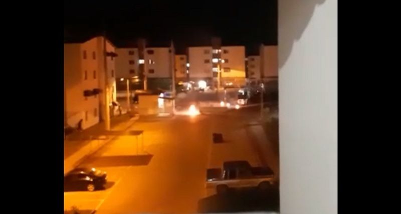 Vítima foi morta a tiros e teve o corpo queimado (Foto: Reprodução vídeo/Internauta)