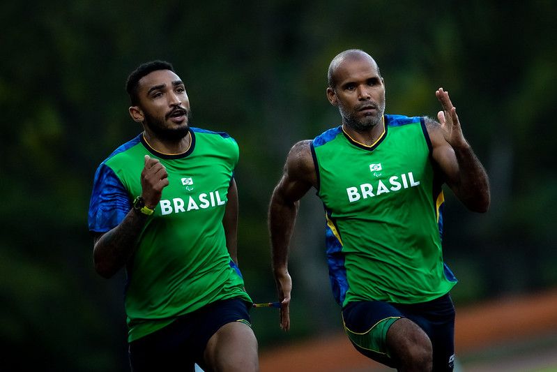 O guia Wendel de Souza Silva treina com o capixaba Daniel Mendes (direita), que já tem três medalhas em Paralimpíadas (Foto: Miriam Jeske/CPB )