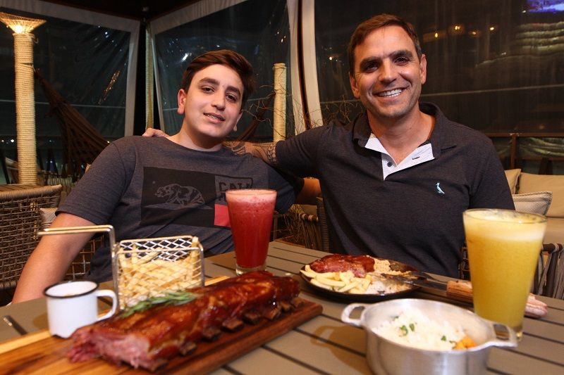Daniel Vampré de Castro e seu filho Matheusa provaram a costela de porco ao barbecue com batatas rústicas, arroz e farofa. (Foto: Dayana Souza/AT)