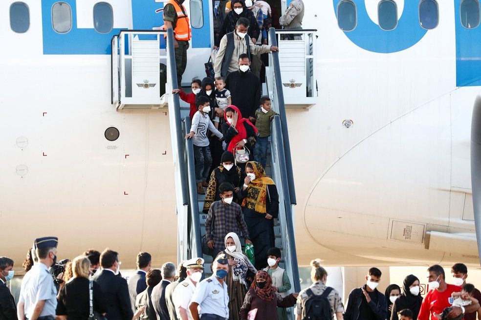 Desembarque de diplomatas espanhóis, aliados e militares em aeroporto da Espanha após retirada do Afeganistão em 27 de agosto de 2021 (Foto: Javier Barbancho/Reuters)