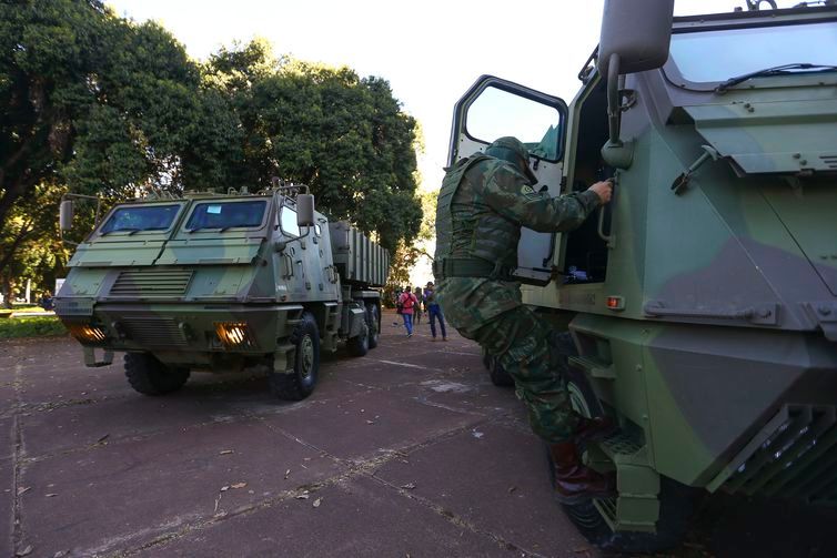 Comboio com veículos blindados e armamentos passa pela Esplanada dos Ministérios (Foto: Marcelo Camargo/Agência Brasil)