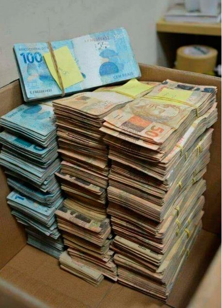 Parte do dinheiro encontrado durante as investigações (Foto: Divulgação / MPES)