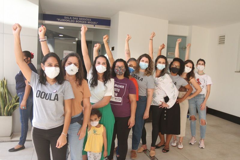 Doulas fizeram manifestação na Câmara da Serra para que a atuação delas seja liberada em hospitais da cidade (Foto: Antonio Moreira/ AT)