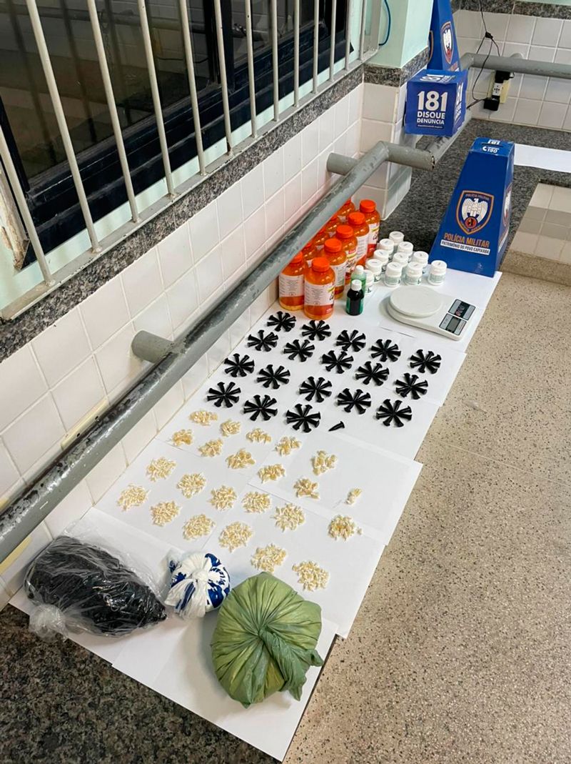 Material entorpecente foi apreendido em Guarapari (Foto: Divulgação / PMES)