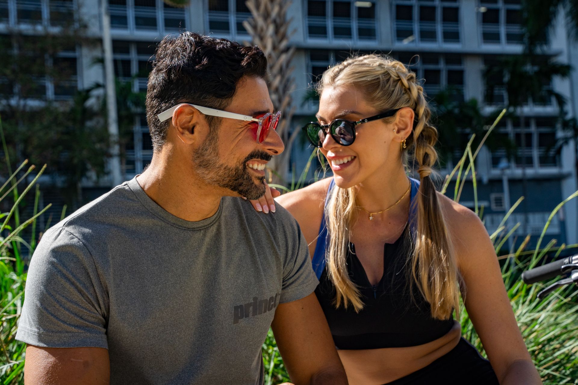 Casal exibe óculos com bluethooth que podem receber lentes de sol e até grau. Novidade promete mais comodidade ao usuário