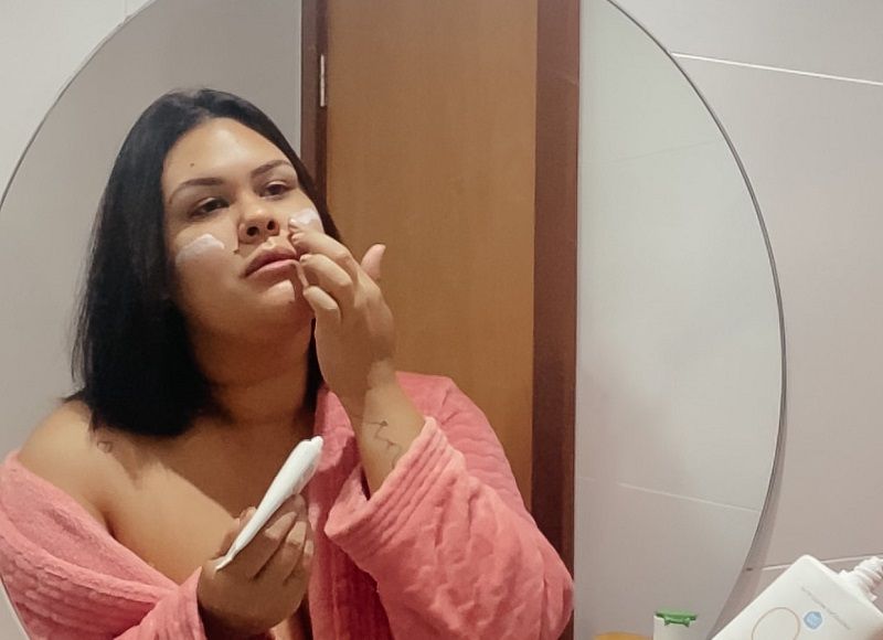 Aos 32 anos, a digital influencer de beleza Mari Scárdua cumpre religiosamente a rotina de skin care adequada (Foto: Divulgação)