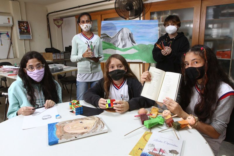 Os alunos Rayane, João Amaro, Helena dos Reis, Helena da Silva e Maria Albuquerque têm atendimento especializado (Foto: Dayana Souza/ AT)