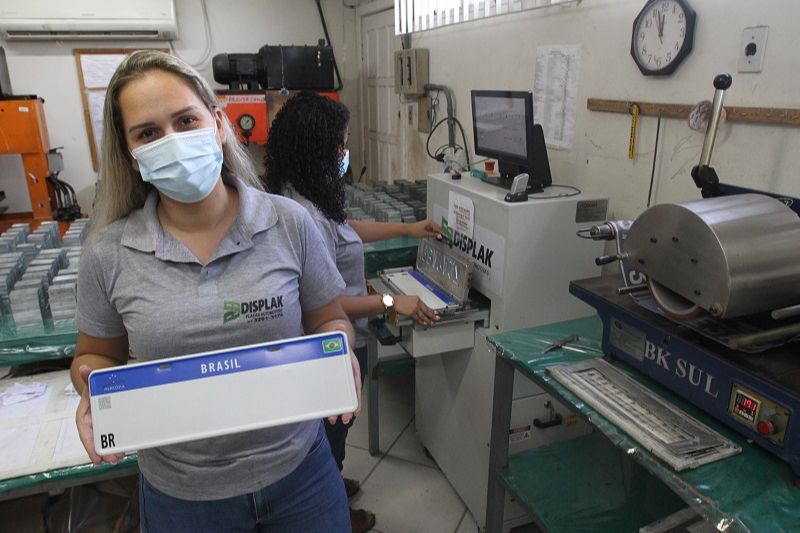 Confecção de placas de carro: novo modelo é considerado mais seguro (Foto: Leone Iglesias/ AT)