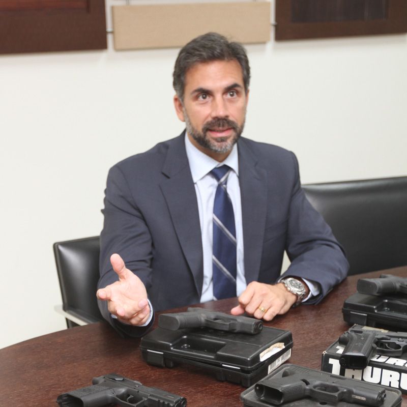 Eugênio Ricas afirmou que armas ilegais, como revólveres e pistolas, normalmente, vêm do Paraguai. Já as armas longas, principalmente os fuzis, vêm dos Estados Unidos (Foto: Antonio Moreira / AT)
