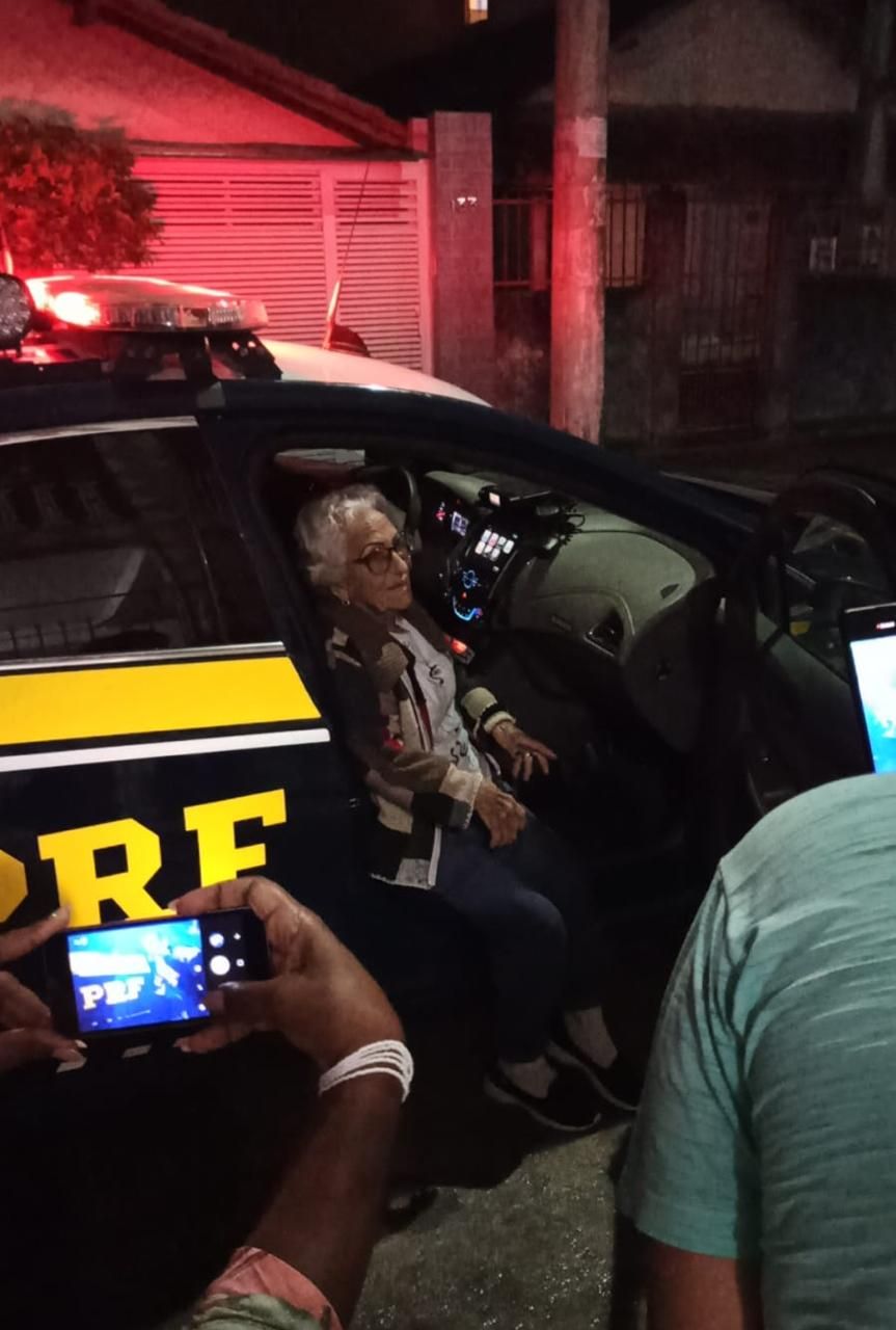 Fã da PRF, idosa de 83 anos ganha surpresa de policiais durante aniversário na Serra (Foto: Polícia Rodoviária Federal)