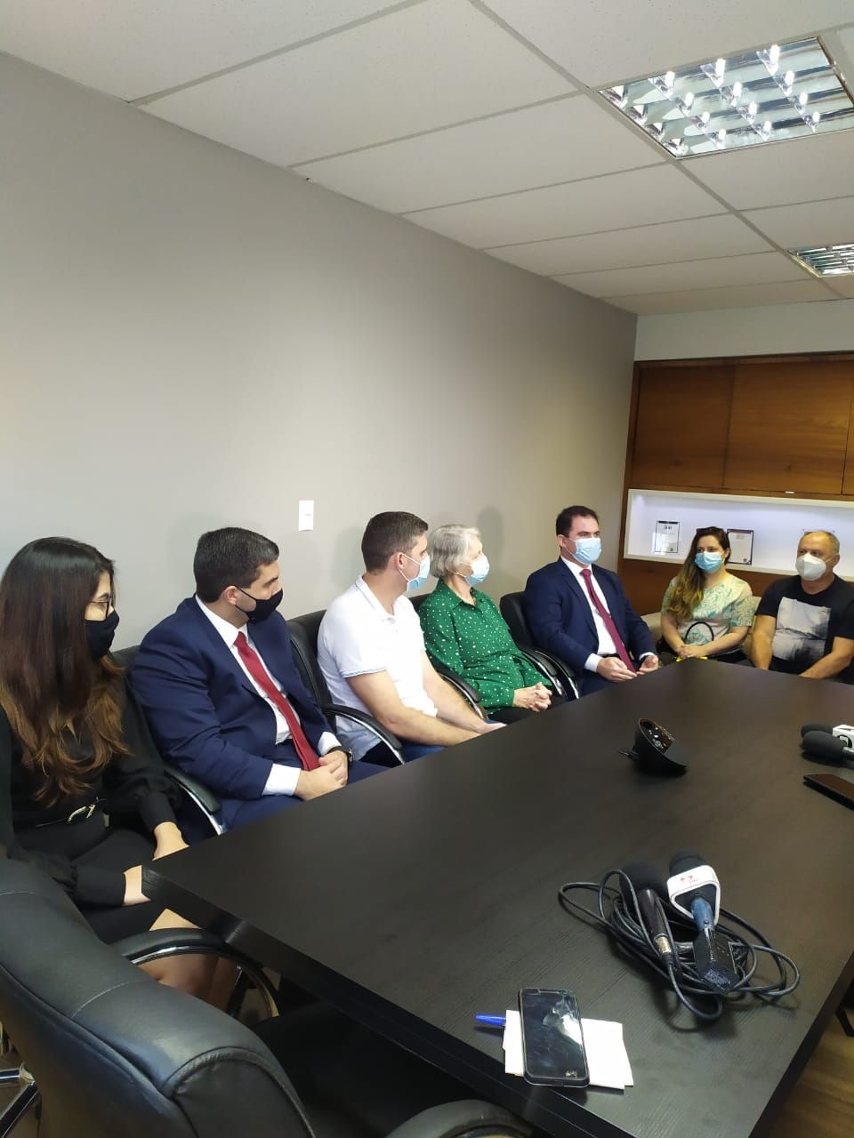 Familiares de Milena Gottardi com os advogados (Foto: Júlia Afonso)