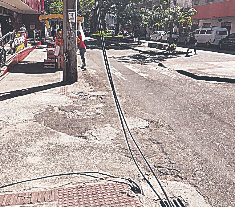 Fios caídos em Santa Lúcia (Foto: Rogério da Cunha Abaurre)