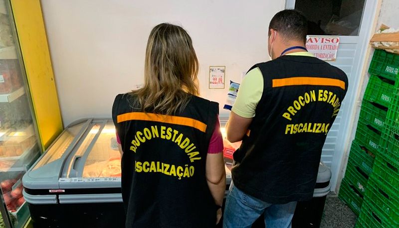 Fiscais observam produtos no supermercado de Venda Nova do Imigrante (Foto: Divulgação / Governo ES)