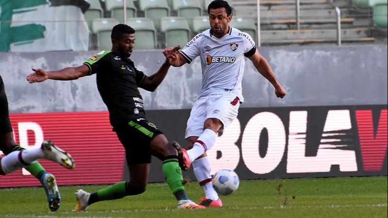Fred tenta se livrar da marcação (Foto: MAILSON SANTANA/FLUMINENSE FC)