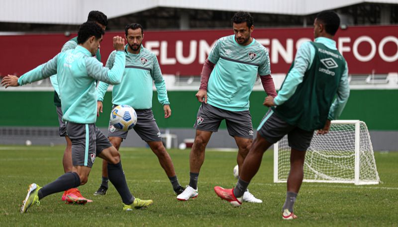 Fred (à direita) participa do treino com o foco em ajudar o Fluminense a brigar pelo título da Copa Libertadores (Foto: Lucas Merçon / Fluminense)