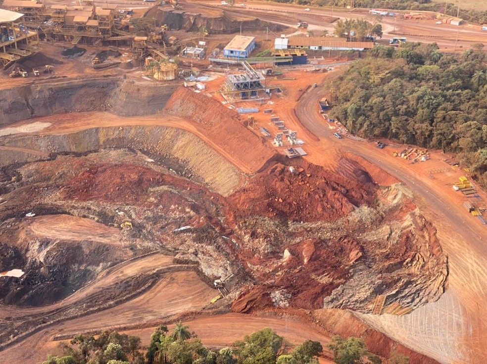 Globocop flagra talude que se rompeu em mineradora de Sarzedo (Foto: Dudu Barbatti / Globocop)