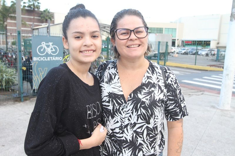 Preocupada devido à volta das aulas presenciais na escola da filha, a enfermeira Luana Ferreira, 38, não vê a hora de conseguir uma vacina para a adolescente (Foto: Antonio Moreira/ AT)