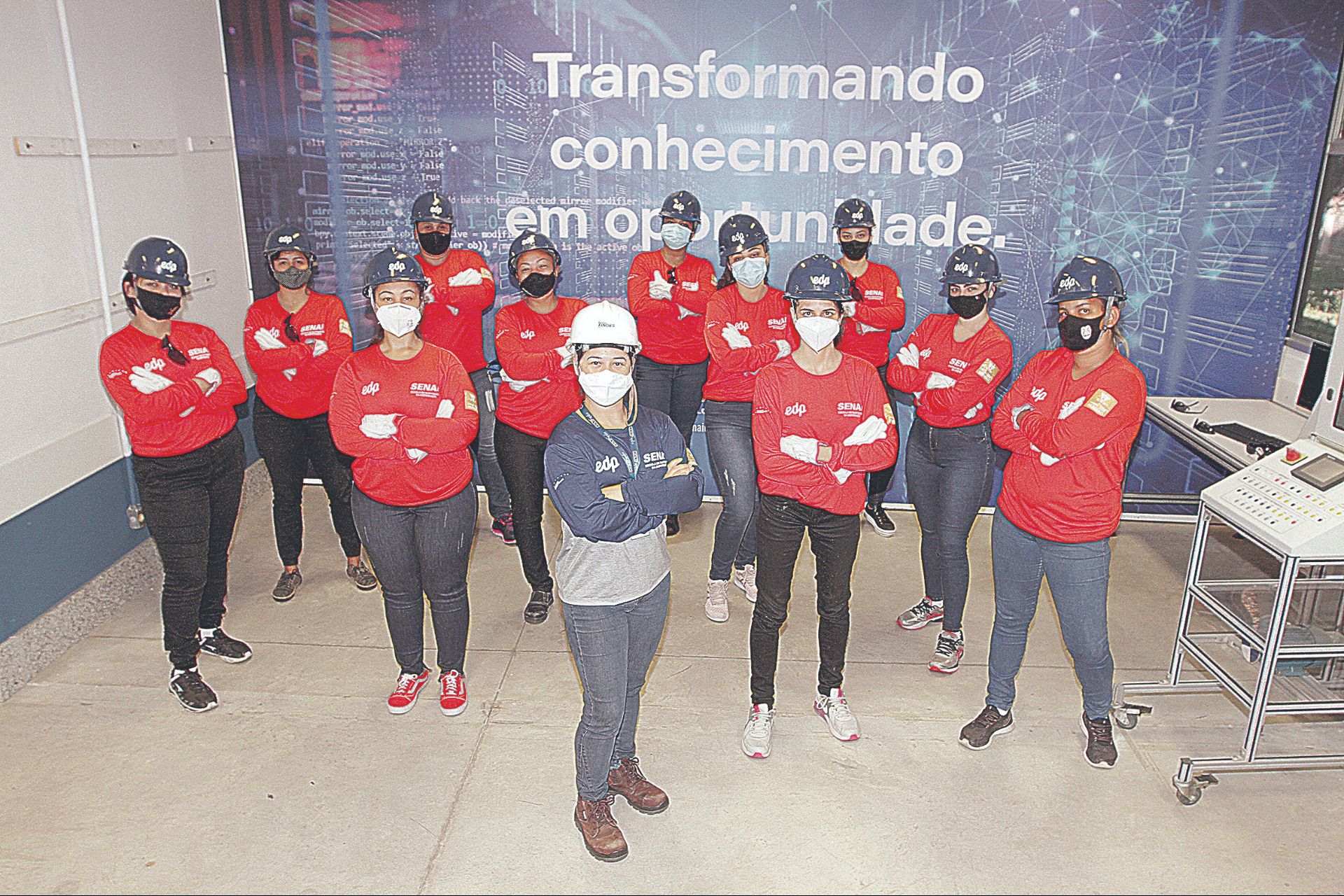 Grupo de mulheres que foram selecionadas para fazer o curso profissionalizante de eletricista na escola (Foto: Douglas Schneider/AT )