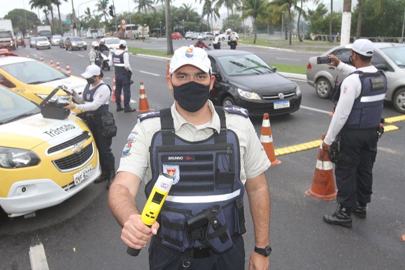 O gerente de Operação e Fiscalização de Trânsito, Brunno Xavier, mostra bafômetro usado nas blitze em Vitória (Foto: Leone Iglesias/AT)