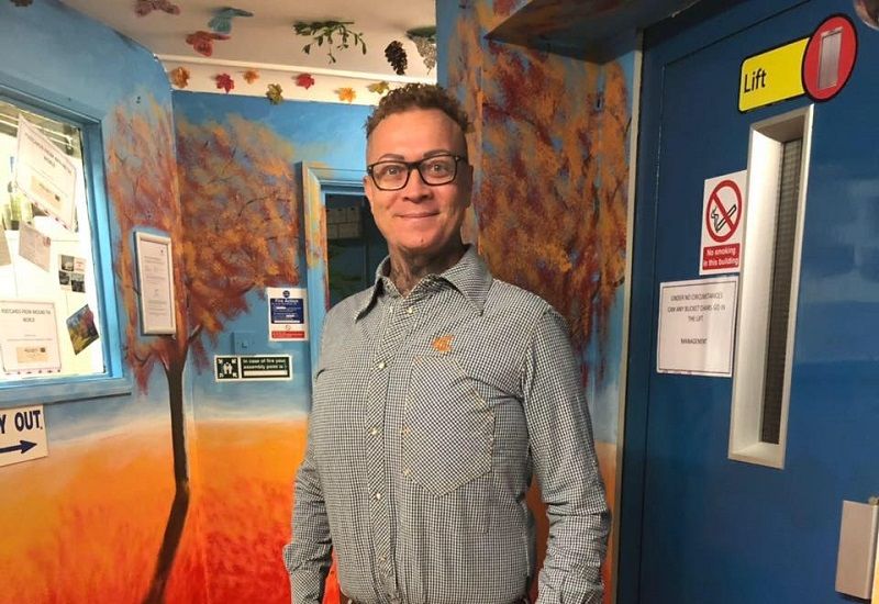Após 32 testes de direção e mais de 29 anos tentando tirar a carteira de motorista, o britânico Christian Whiteley-Mason conseguiu a licença para dirigir (Foto: Reprodução/ Redes Sociais)