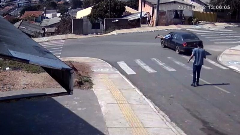 A ação foi registrada por câmeras de segurança (Foto: Reprodução)