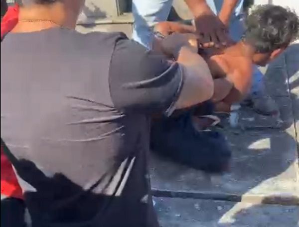 Suspeito foi detido por moradores (Foto: Reprodução vídeo)