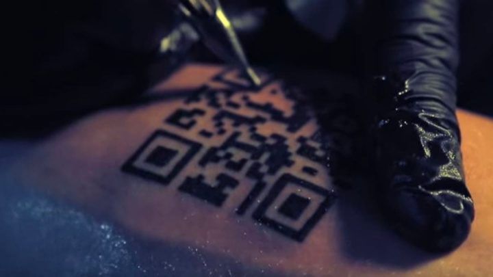 Homem tatua o código QR do seu certificado de vacinação (Foto: )