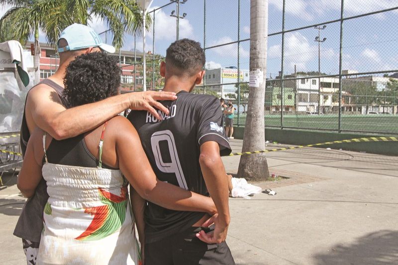 Familiares entraram em desespero ao verem corpo do rapaz assassinado na praça de Itararé, em Vitória. (Foto: Kadidja Fernandes/AT)