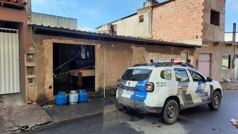 O incêndio teria começado em um bar que funciona na residência, por volta de 6h30 (Foto: Leone Iglesias)