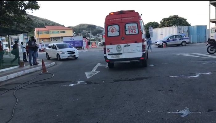 Idoso foi transferido de ambulância do Hospital Evangélico ao Hospital Estadual de Urgência e Emergência (Foto: Manoela Machado )
