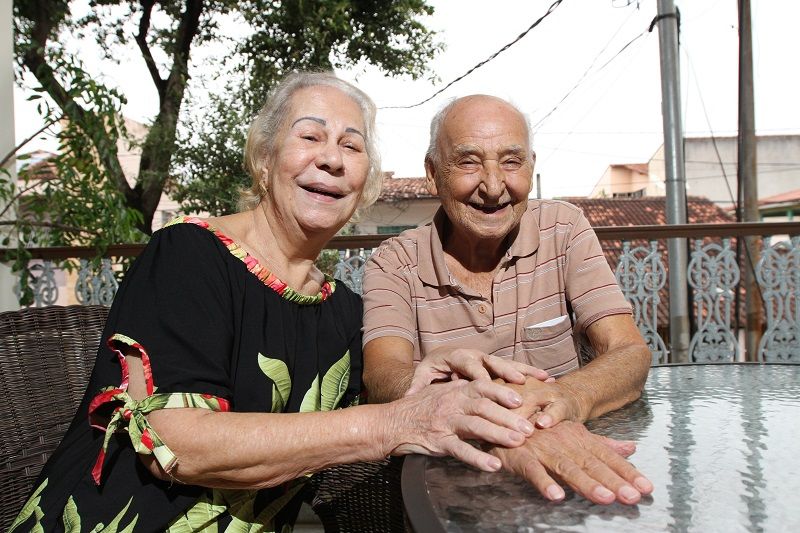 O casal de aposentados Maria Zulma de Freitas e Argentino Bento Corsino de Freitas, 81 anos (Foto: Beto Morais/AT - 10/06/2021)
