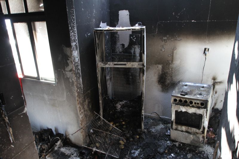 Eletrodomésticos e itens pessoais foram destruídos com o incêndio (Foto: Leone Iglesias / AT)
