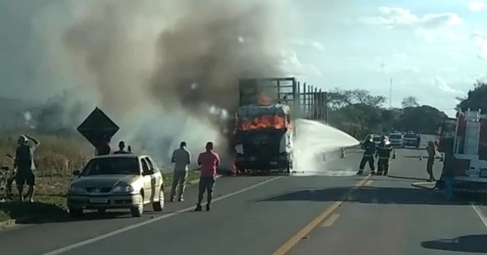 Corpo de Bombeiros foi acionado e apagou incêndio (Foto: Reprodução vídeo)
