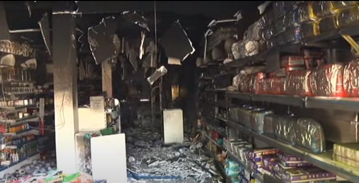 Produtos foram destruídos pelo fogo (Foto: Reprodução TV Tribuna/SBT)