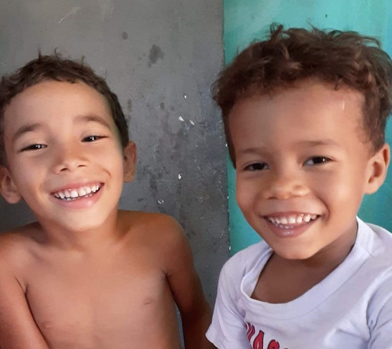 Ícaro, de 6 anos, e Israel, de 5, morreram carbonizados em incêndio no Bairro das Laranjeiras, na Serra. (Foto: Acervo da família)