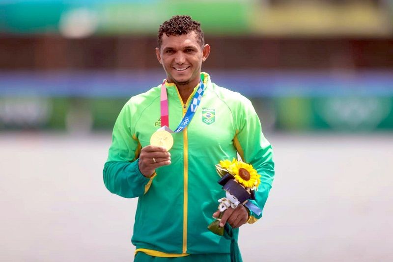 Isaquias chegou à quarta medalha de sua carreira na noite desta sexta-feira (6), sábado no Japão, com o ouro na prova C1 1.000 metros da canoagem velocidade em Tóquio (Foto: Miriam Jeske/COB)